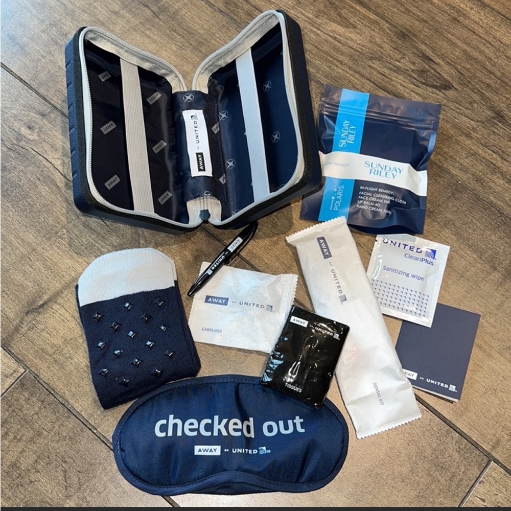 Away Mini Hard Case Luggage Amenity Kit x United Airlines Navy Blue Grey